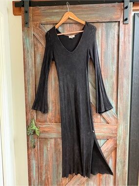 NYTT Black V-Neck Long Sleeve Midi Dress with Flared Cuffs